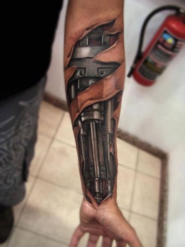 Vyras iš plieno tatuiruotė ant ginklų