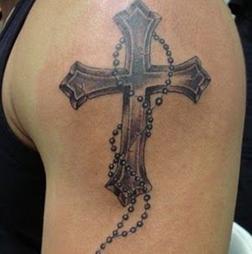 Rožančiaus užpildyta Kristaus tatuiruotė ant ginklų