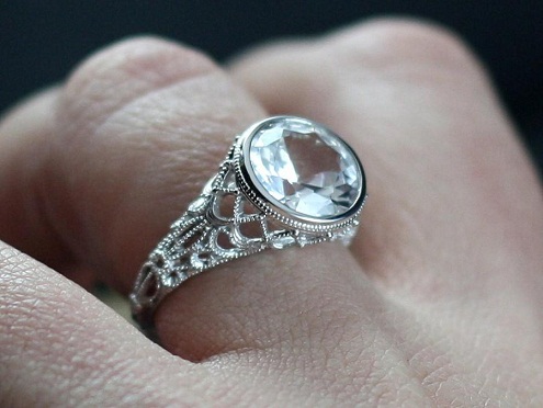 Beyaz safir taşlı nişan yüzüğü