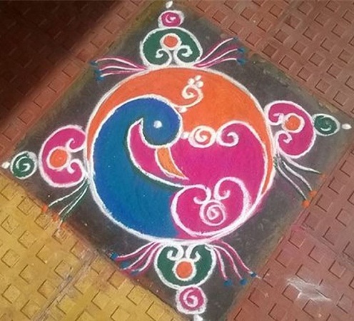 Basit Zarif Tavus Kuşu Rangoli