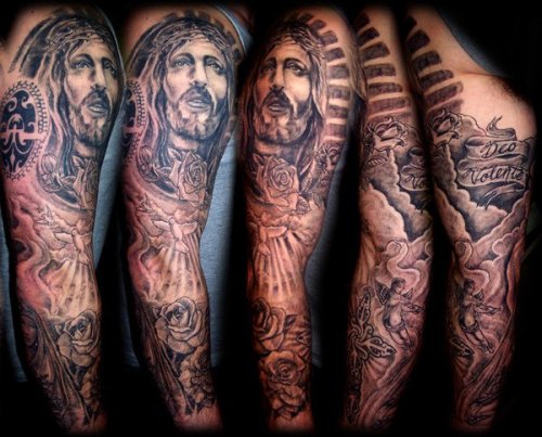 Jėzaus tatuiruotė visomis rankovėmis