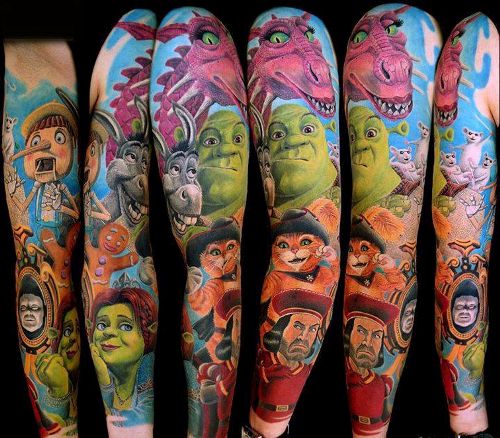 Animacinių filmų tatuiruotė su visomis rankovėmis