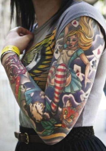 Alisos stebuklų šalyje tatuiruotės mergaitėms su visomis rankovėmis