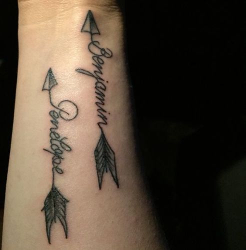 „Arrow Name“ tatuiruočių dizainas ant ginklų