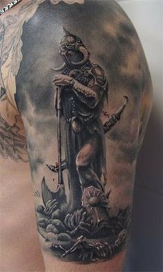 Viduramžių kario tatuiruočių menas ant ginklų