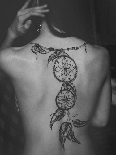 „Dreamcatcher“ tatuiruotė ant nugaros