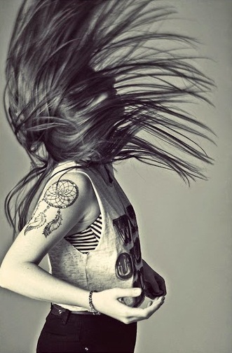 Mergina su pečių svajonių gaudytojo tatuiruote