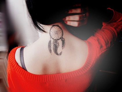 „Dreamcatcher“ tatuiruotė ant kaklo