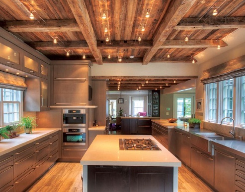 Medinių lubų suprojektuota virtuvė