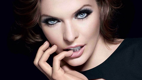 Milla Jovovich akys