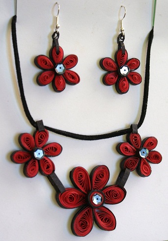 popieriaus-quilling-papuošalų dizainas-kaštoninės spalvos-dygsniuotas-karoliai-ir auskarai