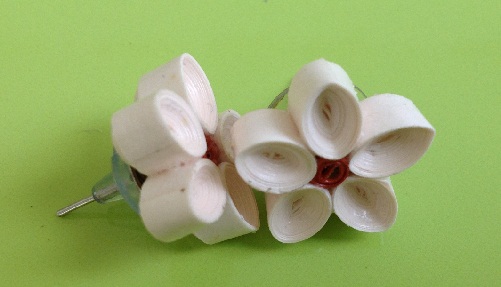 popieriaus-quilling-juvelyrinių dirbinių dizainas-lengva rankų darbo-balta-dygsniuota-gėlių-stud