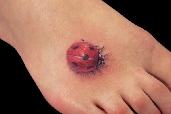 Τρισδιάστατη τατουάζ πόδι τατουάζ πασχαλίτσα