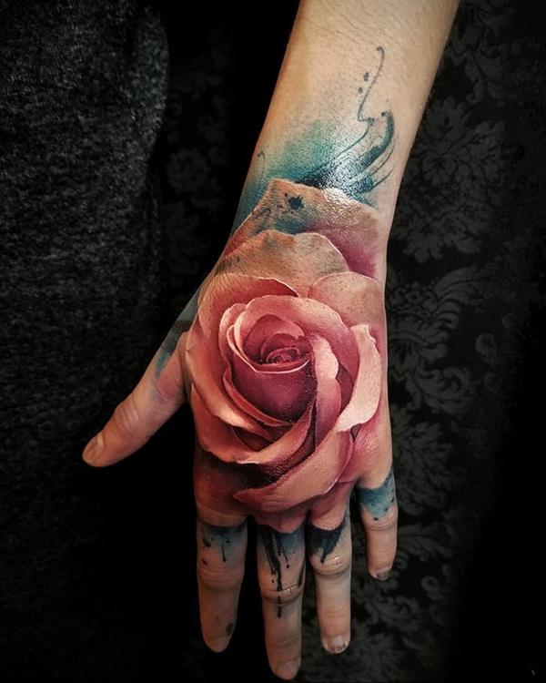 Τρισδιάστατο χέρι τατουάζ πάνω από τα τριαντάφυλλα