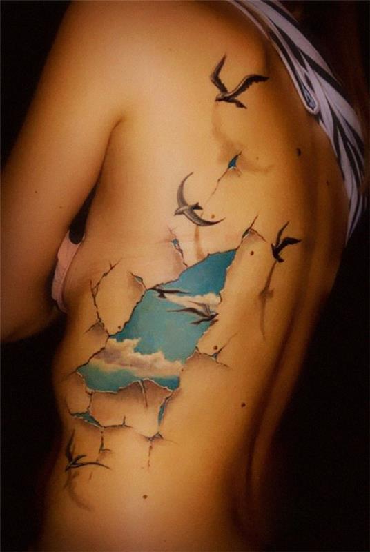 Τρισδιάστατο τατουάζ στο πλάι σκισμένο δέρμα χελιδόνια