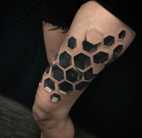 Τρισδιάστατα τατουάζ μαύρο δερματοστιξία μηρών μελισσών
