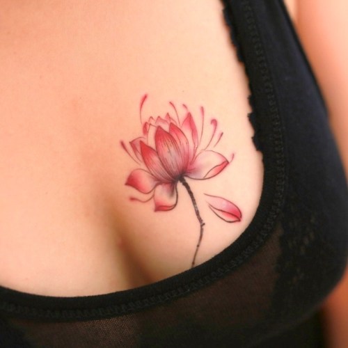 Göğüste Çiçekli Dövme Tasarımı