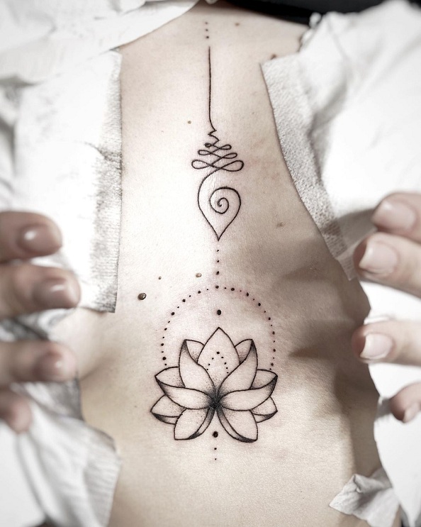 „Lotus“ tatuiruotės dizainas tarp krūtų