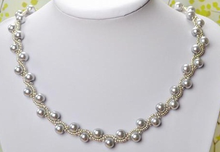 Pilkos spalvos perlų karoliai juostelės kaklaraiščio stiliumi