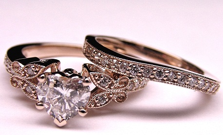 Drugelio derliaus rožinio aukso vestuvinis žiedas su širdies formos deimantu