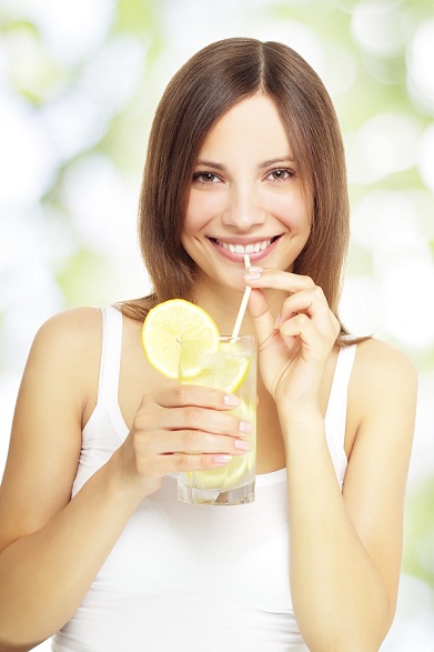 limonata içen kadın