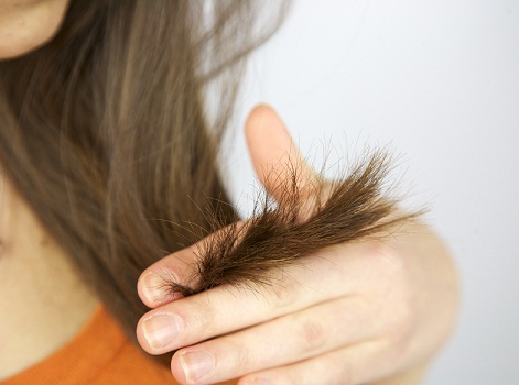 Skaldytų galų kirpimas plaukų priežiūrai