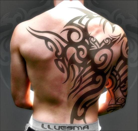 Tamsiai atspalvių genčių tatuiruotės dizainas