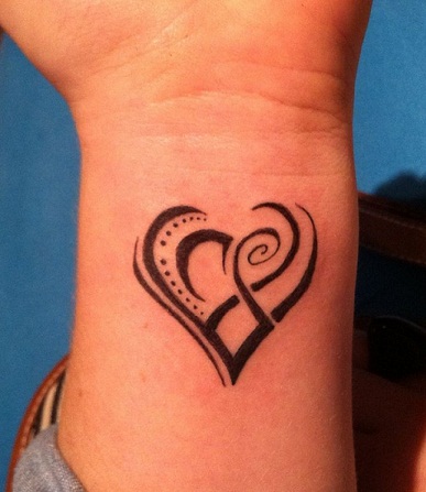 Genties širdies tatuiruotė ant riešo
