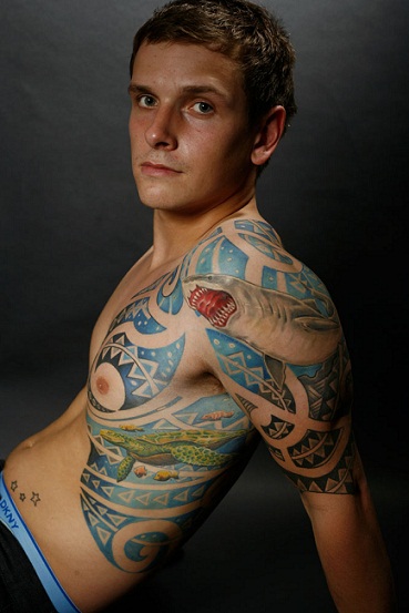 Vyrų pečių tatuiruotės genties menas