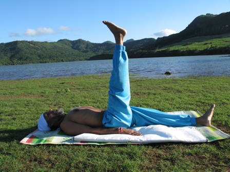 Pusiau plūgo poza - „Ardha Halasana“ nauda sveikatai