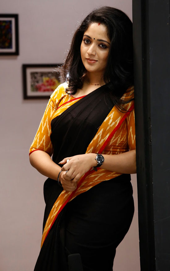 Kavya Madhavan Saree'de Sıcak