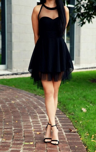 Suknelė iš juodo tiulio