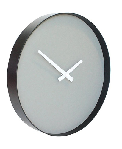 Minimalistinis pilkas sieninis laikrodis