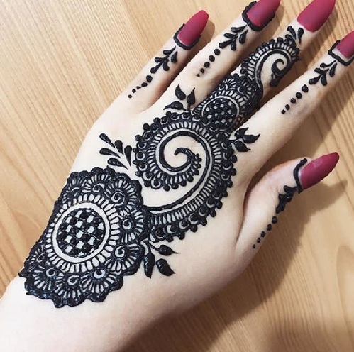 Nugaros rankos arabiški „Mehandi“ dizainai
