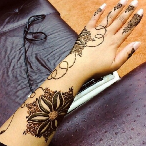 „Mehandi“ didelių gėlių dizainas