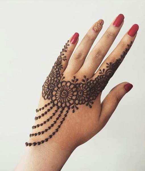 Elegantiškas kūrybinis „Mehndi“ dizainas