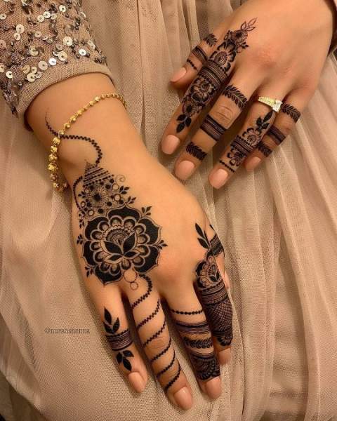 Sudėtingas gėlių Mehndi dizainas