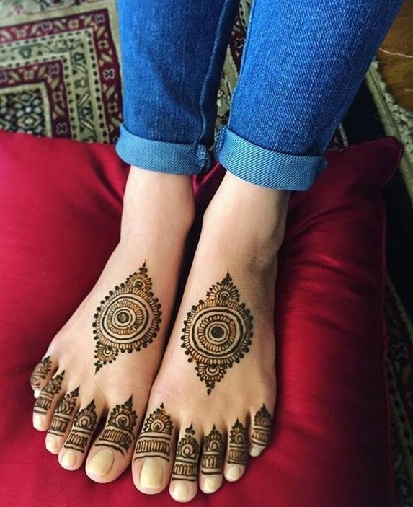 Naujausi „Mehndi“ modeliai kojoms