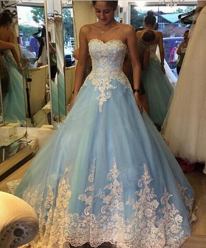 Dangiškai mėlyna ilga vestuvinė suknelė be petnešėlių