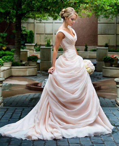 Plisuota vestuvinė suknelė