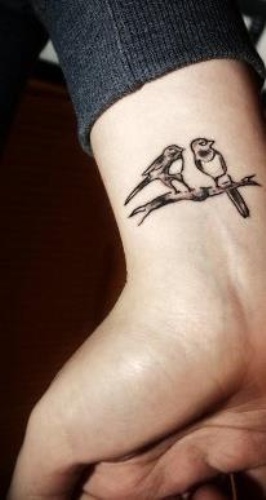 Bilek için Dal Dövmeleri Üzerinde Sevimli Kuşlar