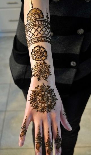 Apvalus Mehndi dizainas visoms rankoms