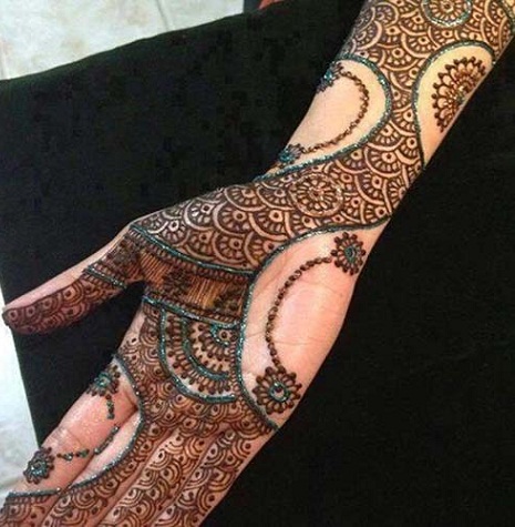 Indijos Mehndi dizainas su blizgučiais