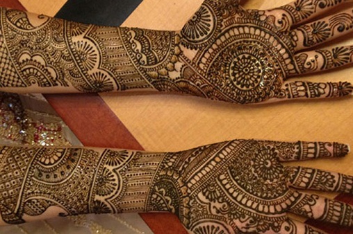 Eilių modelio indų Mehndi dizainas