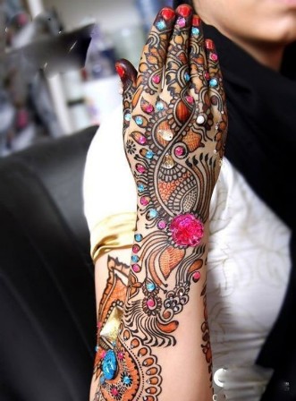 Įvairių spalvų „Mehndi“ dizainai rankoms