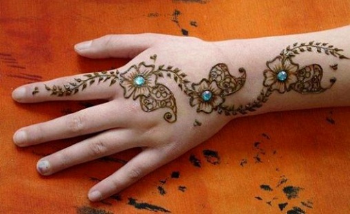 Blizganti ranka Mehndi Art