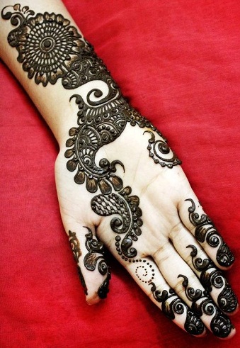 El için Minimal Mehndi Sanatı