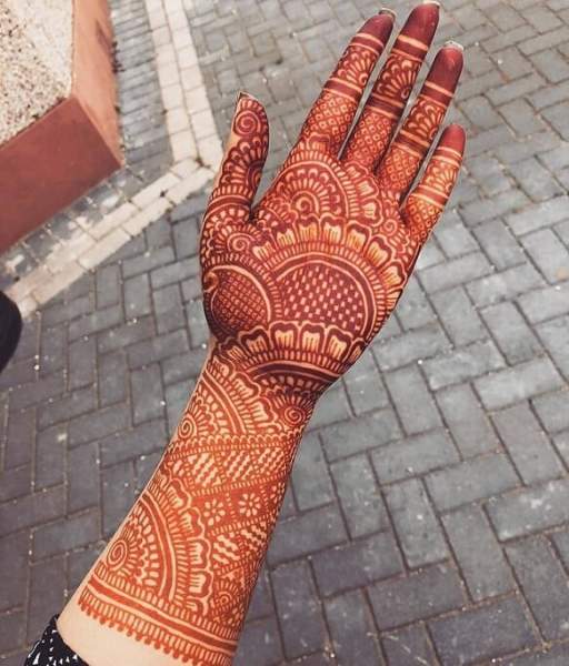 modernus rankų mehndi dizainas