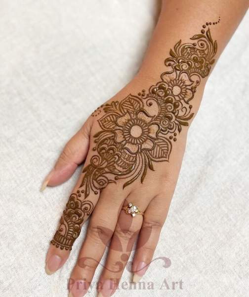 gėlių rankų mehndi dizainas