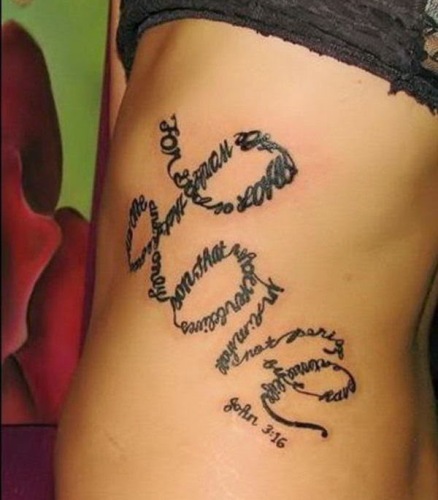 Parašyta žodžiais tatuiruotės moterims